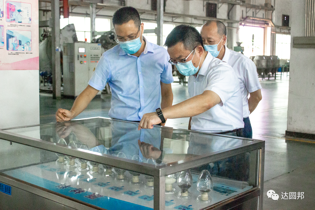 東莞市政協(xié)萬(wàn)卓培等領(lǐng)導(dǎo)蒞臨嘉達(dá)參觀指導(dǎo)(圖2)