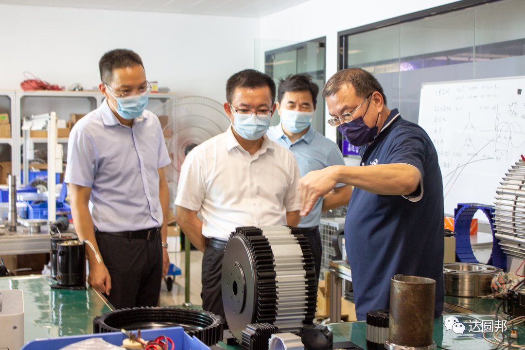 東莞市政協(xié)萬(wàn)卓培等領(lǐng)導(dǎo)蒞臨嘉達(dá)參觀指導(dǎo)(圖3)