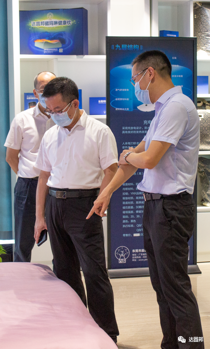 東莞市政協(xié)萬(wàn)卓培等領(lǐng)導(dǎo)蒞臨嘉達(dá)參觀指導(dǎo)(圖5)